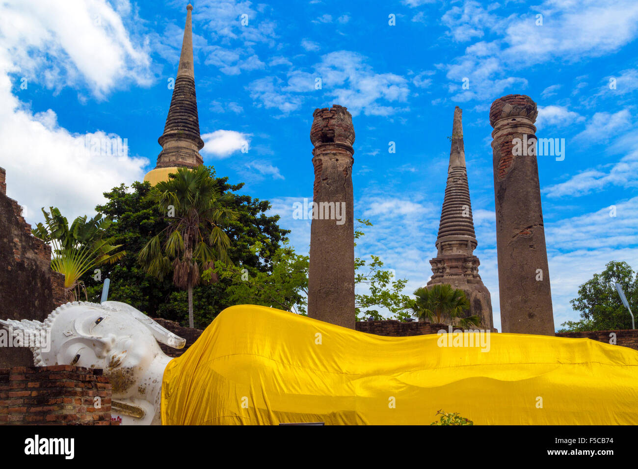 Buddha reclinato a Wihan Wat Yai Chai Mongkhon, Ayutthaya, Thailandia Foto Stock