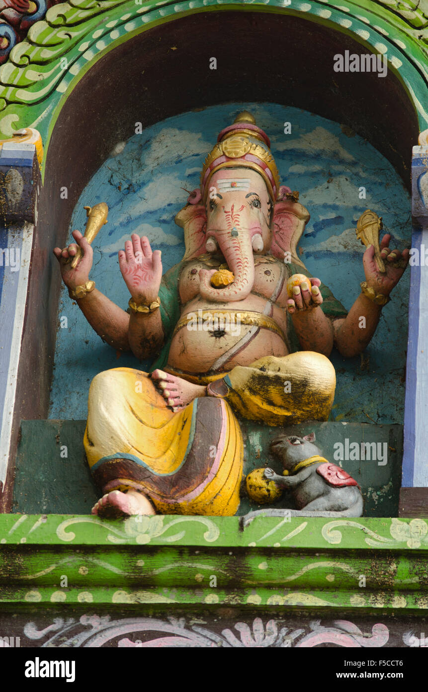 Intricati intarsi di Ganesha, dio indù, sulla facciata di un tempio a Chennai Madras, Tamil Nadu, India, Asia Foto Stock