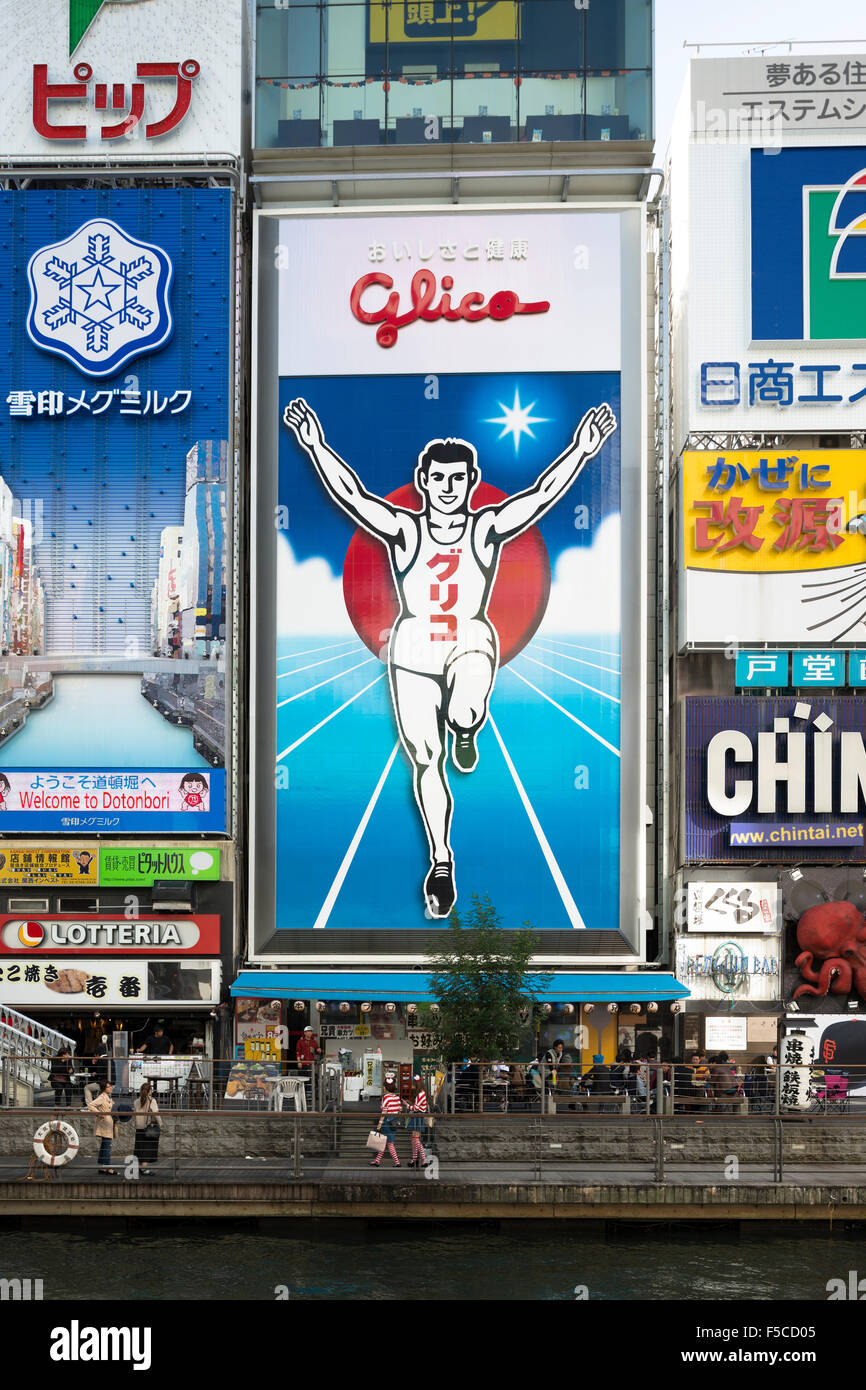 Gilco uomo che corre affissioni, Dōtonbori, Osaka, Giappone Foto Stock