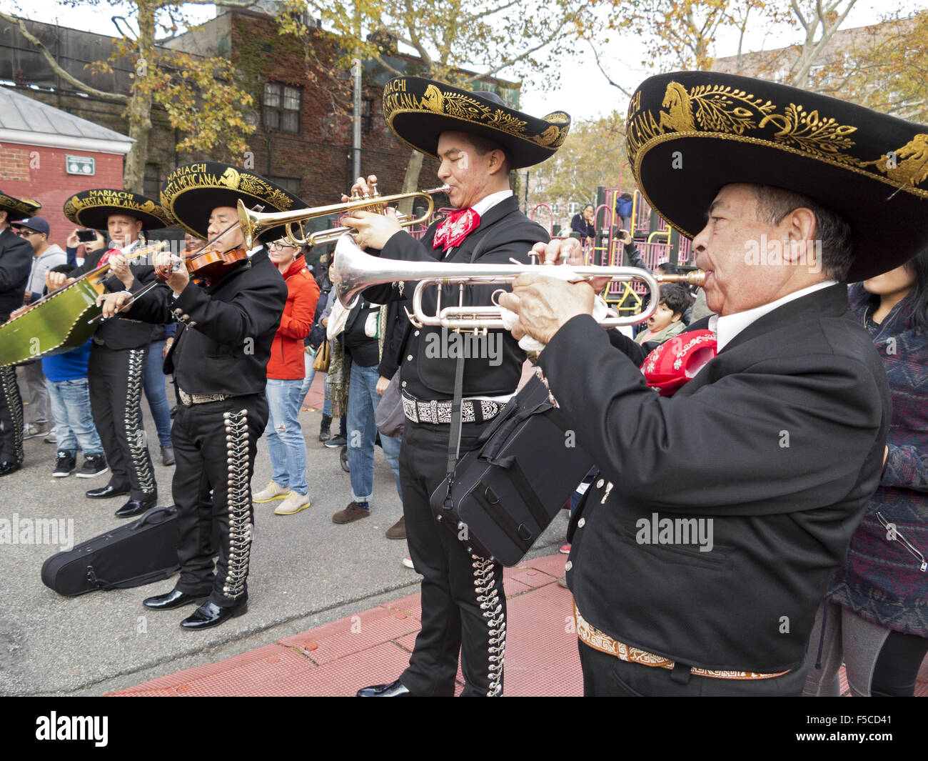 Mariachi giocatori al Giorno dei Morti Festival nella sezione di Kensington di Brooklyn, NY, Nov.1, 2015. Foto Stock