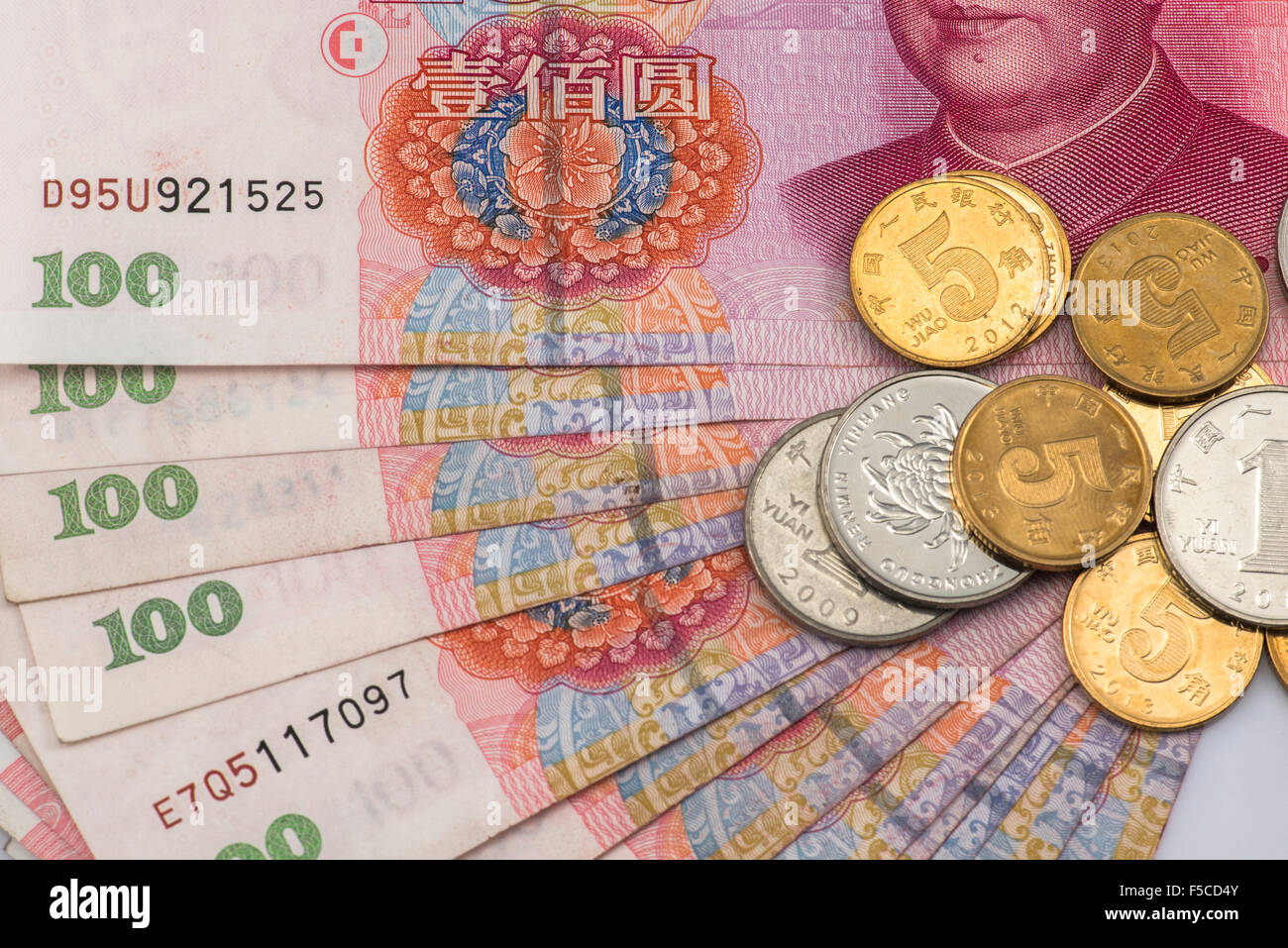 Renminbi cinese 100 banconote e monete Foto Stock Renminbi cinese 100 banconote e monete Foto Stock