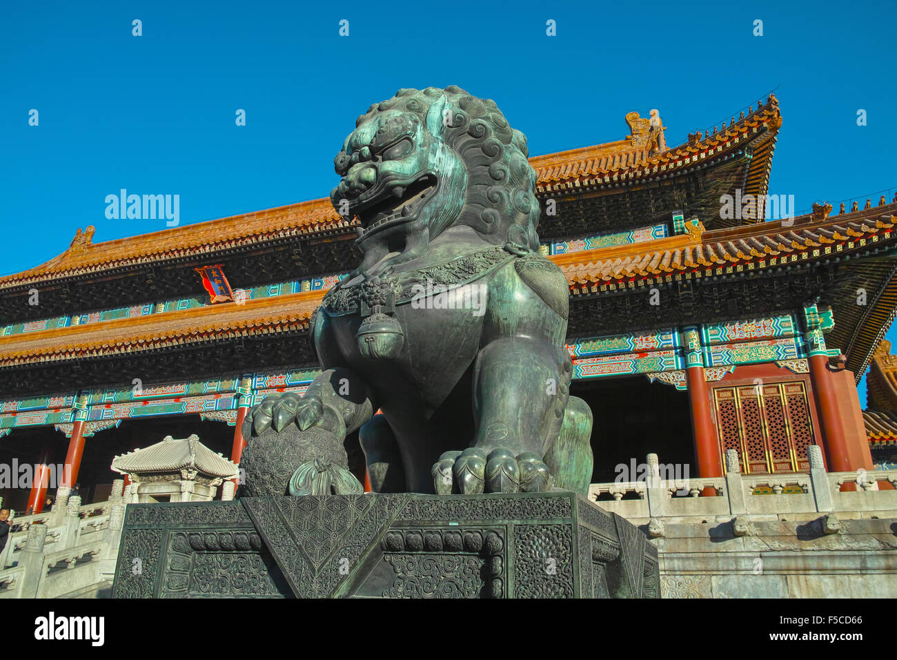 Un leone di bronzo statua in Città proibita Foto Stock Un leone di bronzo statua in Città proibita Foto Stock