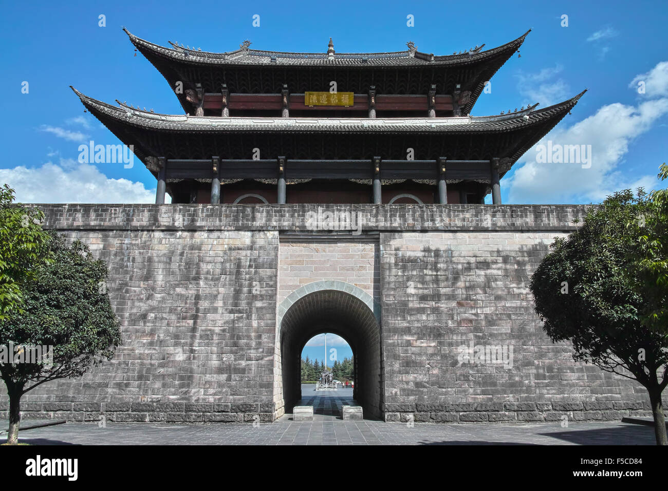 Stile cinese torre di porta in Tengchong dello Yunnan Foto Stock Stile cinese torre di porta in Tengchong dello Yunnan Foto Stock