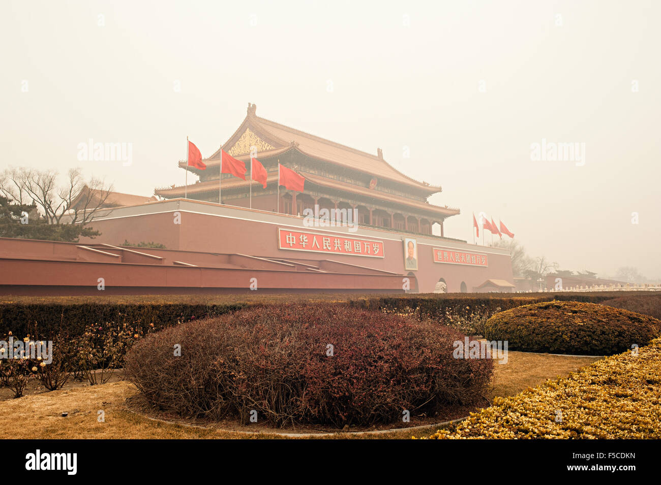 La foschia incombe sulla torre di piazza Tiananmen Foto Stock La foschia incombe sulla torre di piazza Tiananmen Foto Stock