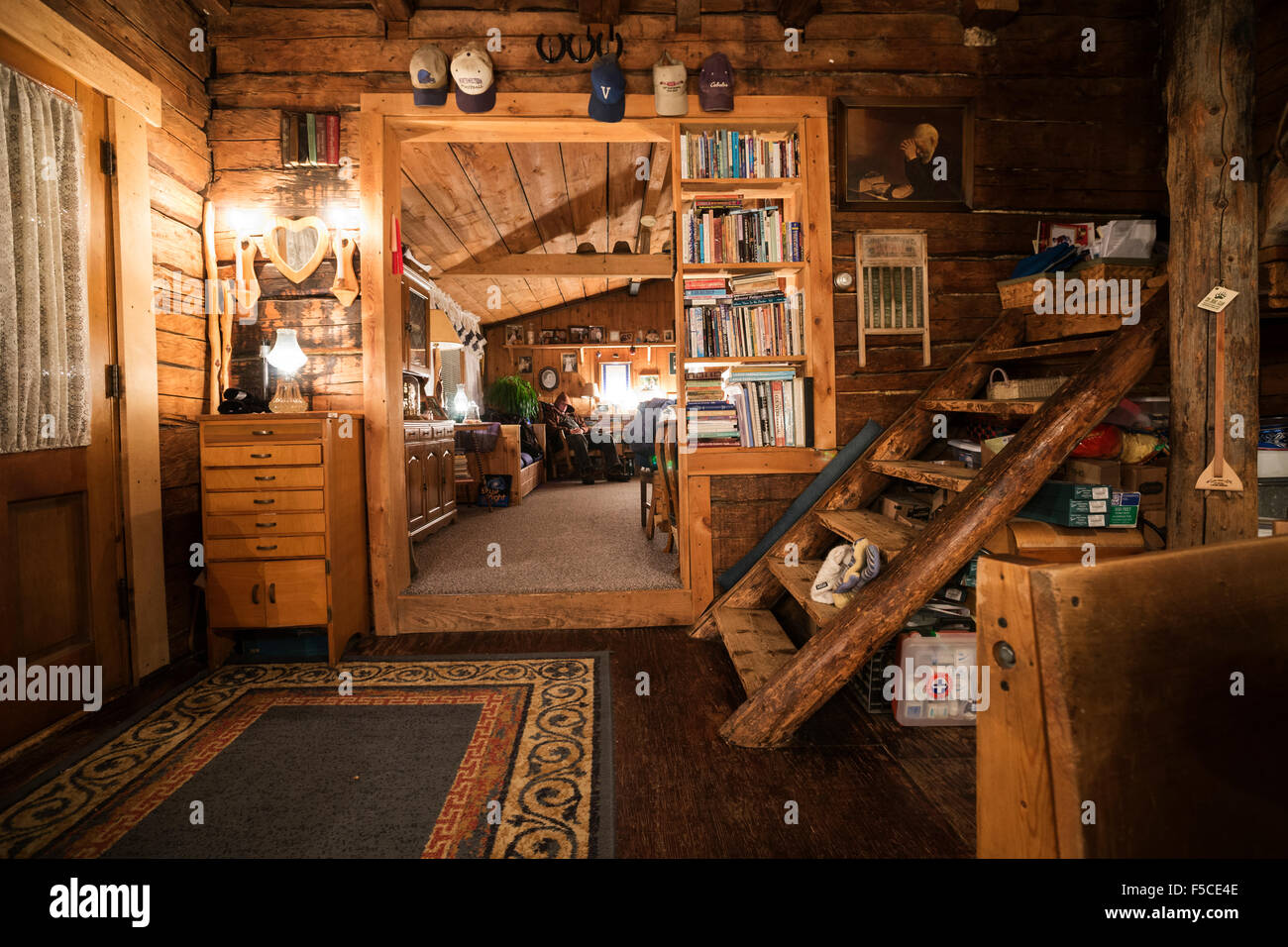 Interno di un accogliente log cabin sul Gunflint Trail nel nord del Minnesota, Stati Uniti d'America Foto Stock