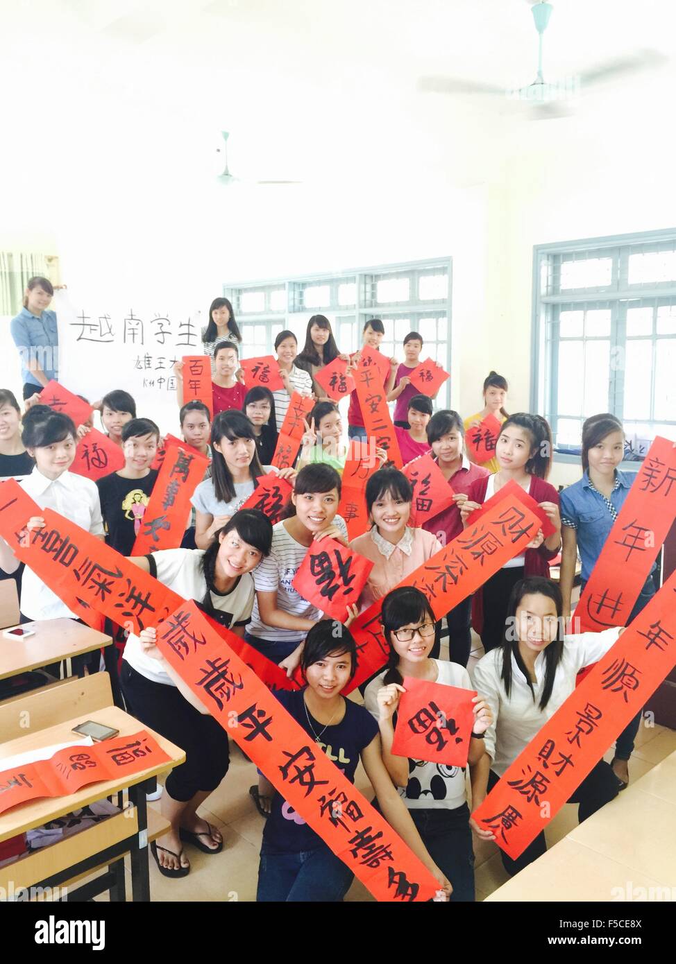 (151102) -- HANOI, nov. 2, 2015 (Xinhua) -- In questo file foto scattata il 7 settembre 16, 2015, studenti vietnamiti mantengono la propria calligrafia cinese lavora ad una classe insegnata dai volontari Cinesi maestro Guan Li (invisibile) a Hung Vuong University di Phu Tho provincia, Vietnam, . " Questo è il mio secondo anno di volontariato in Vietnam. Ho esteso il mio termine per un secondo anno come non voglio lasciare e deludere i miei studenti,' detto Guan Li, un 25-anno-vecchio volontario cinese maestro che insegna la lingua cinese in Hung Vuong University nel Vietnam del nord di Phu Tho provincia, a circa 90 km a nord-ovest della pro capite Foto Stock