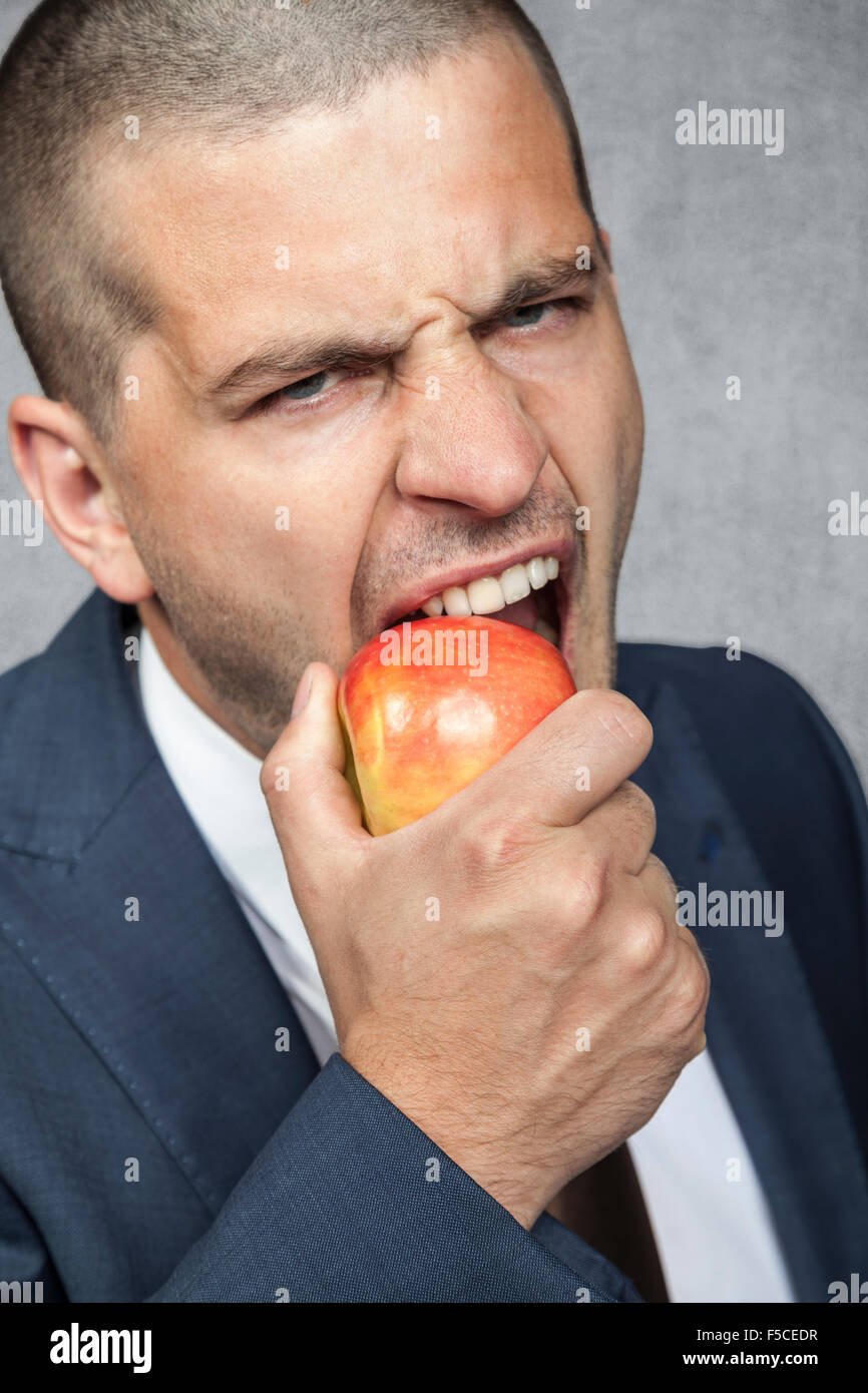 Imprenditore mangiare apple Foto Stock