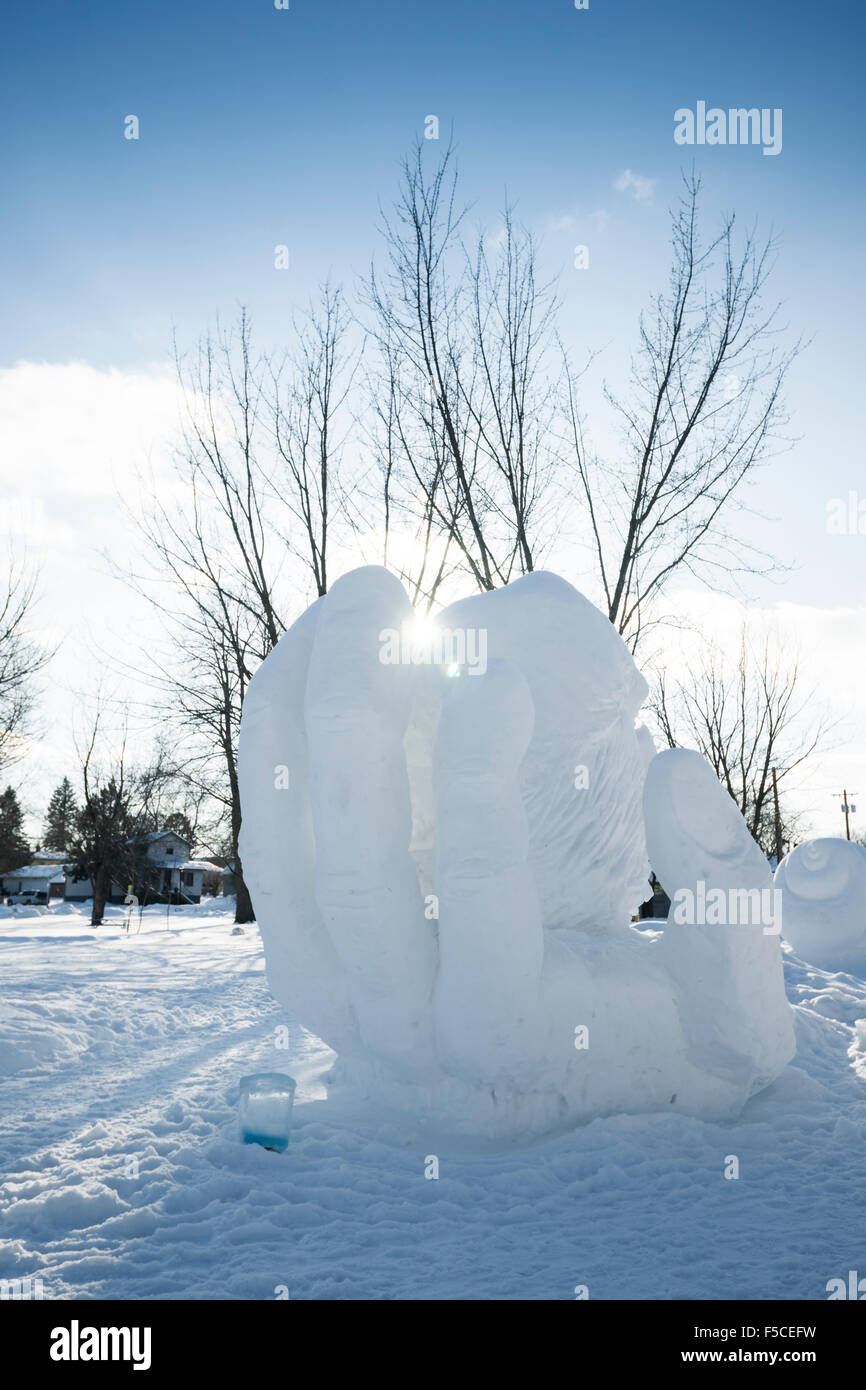 Scultura di neve gigante di mano curvo con sun flare in inverno le vie festival in Ely, MN, Stati Uniti d'America Foto Stock