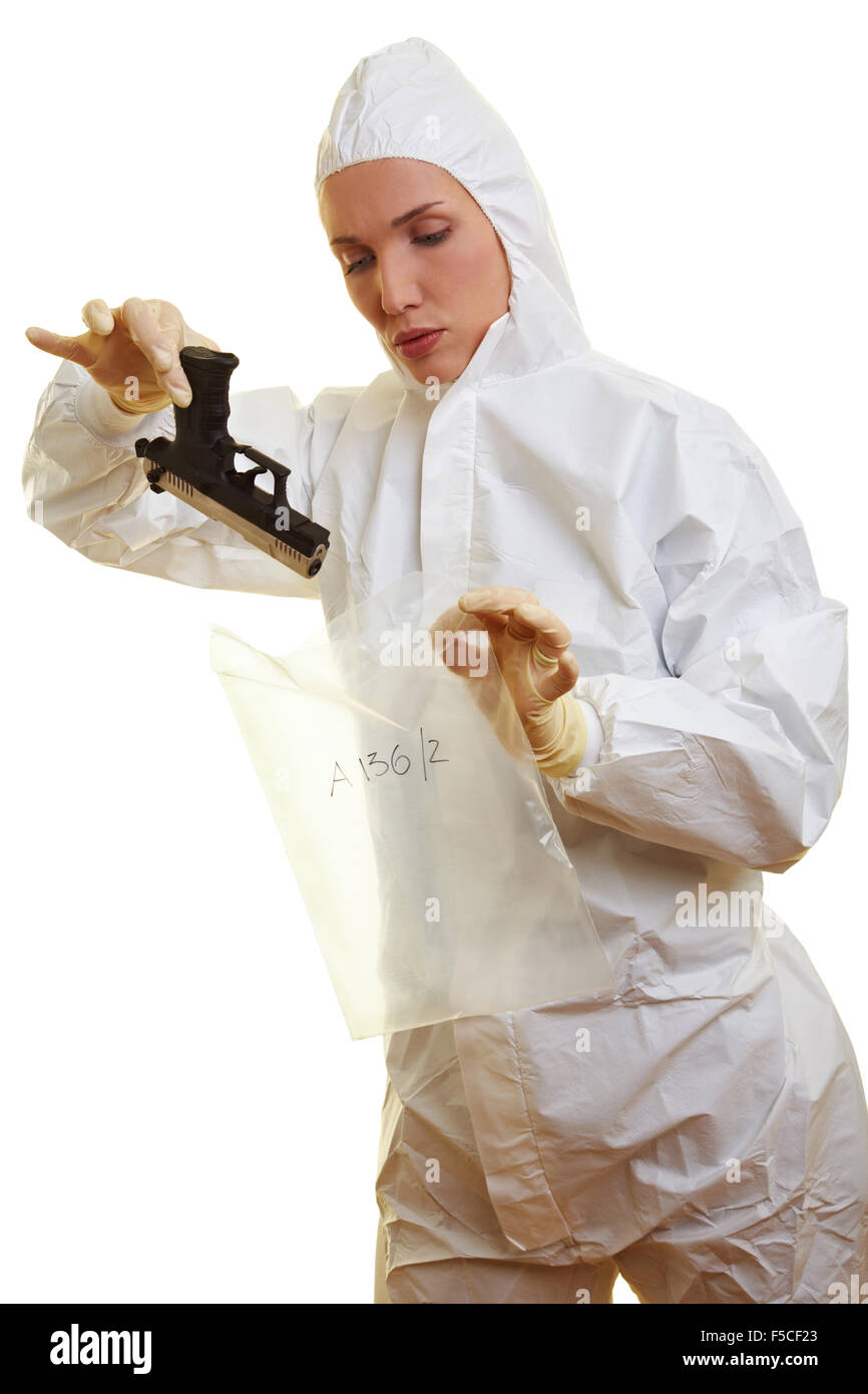 Femmina scienziato forense tenendo un arma come elemento di prova Foto Stock