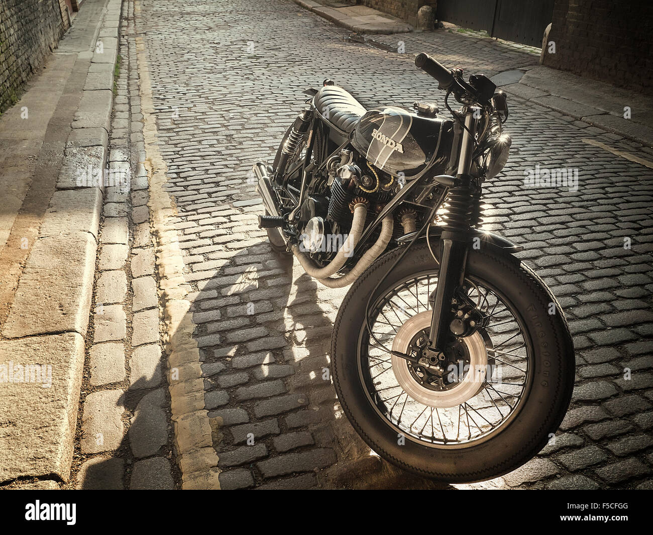Classic Honda Cafe Racer moto parcheggiata su una strada di Londra Foto Stock