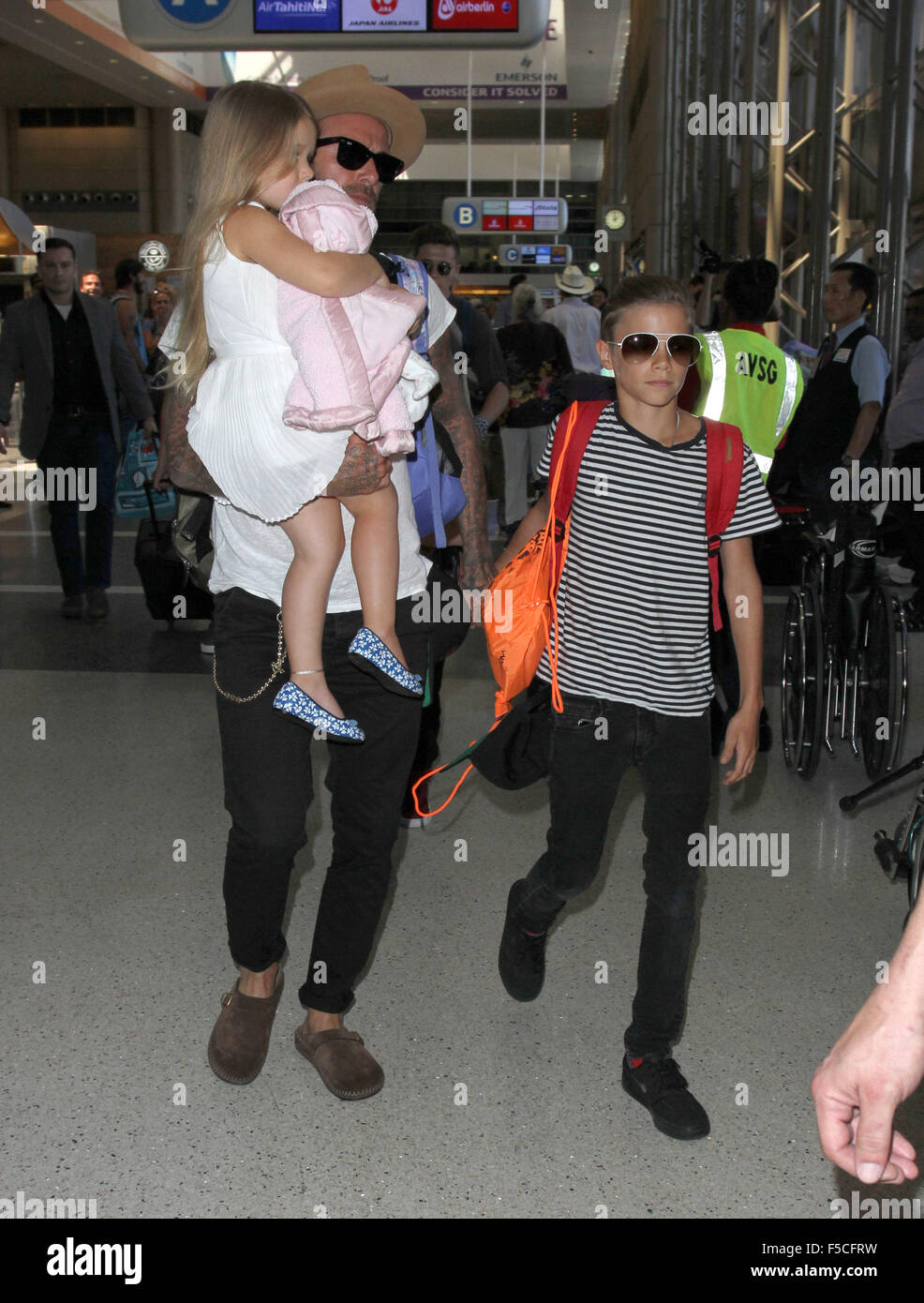 David Beckham, moglie Victoria e i loro quattro figli arrivano all'Aeroporto Internazionale di Los Angeles (LAX) dotata di: David Beckham, Harper Beckham, Romeo Beckham dove: Los Angeles, California, Stati Uniti quando: 31 Ago 2015 C Foto Stock