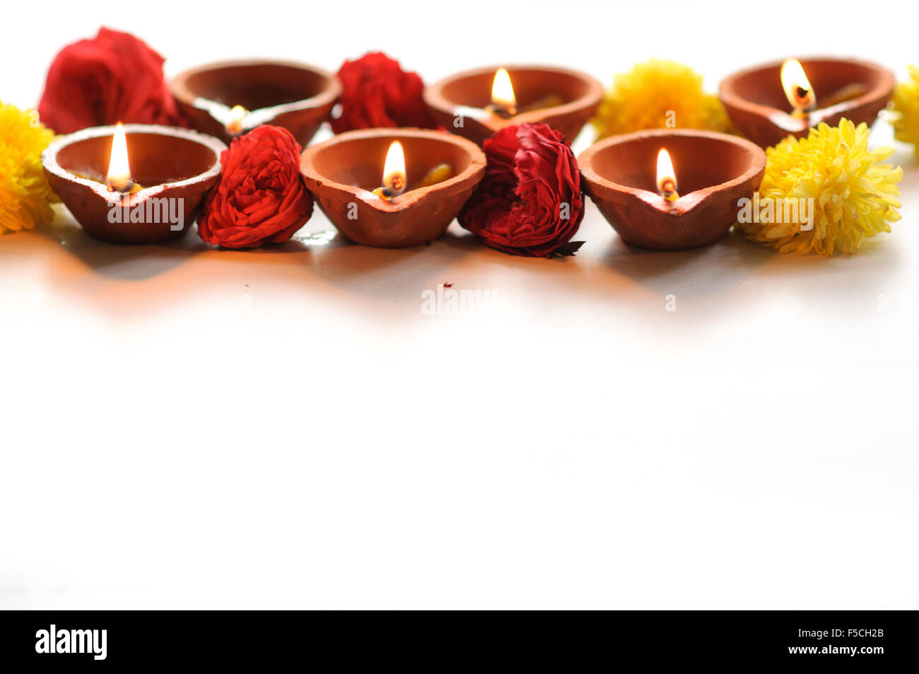 Diwali Diyas su sfondo bianco Foto Stock