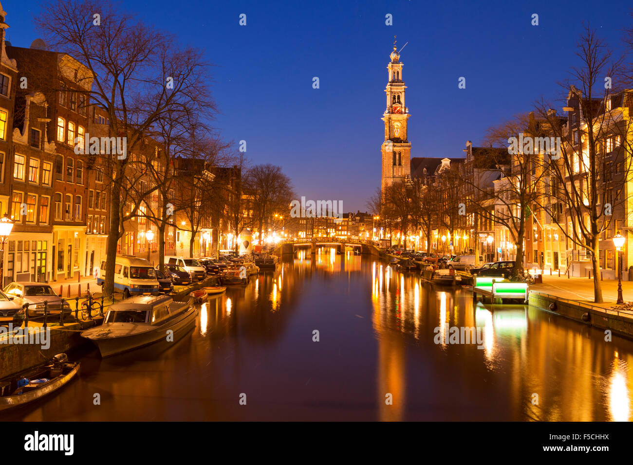 La Westerkerk (la Chiesa Occidentale) lungo il canale Prinsengracht in Amsterdam di notte. Foto Stock