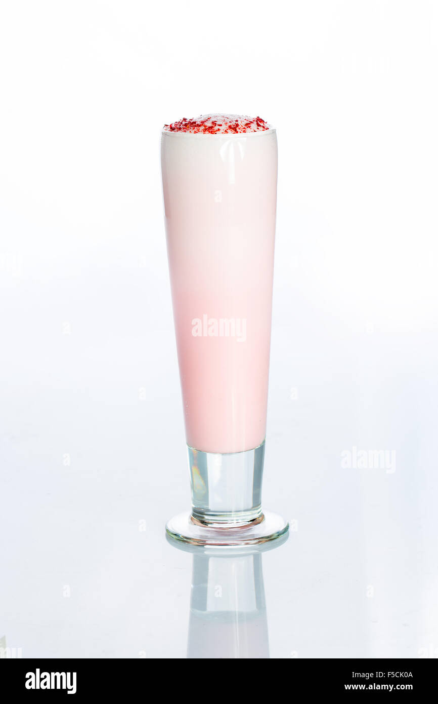 Cocktail rosa decorata con marshmallow isolati su sfondo bianco Foto Stock