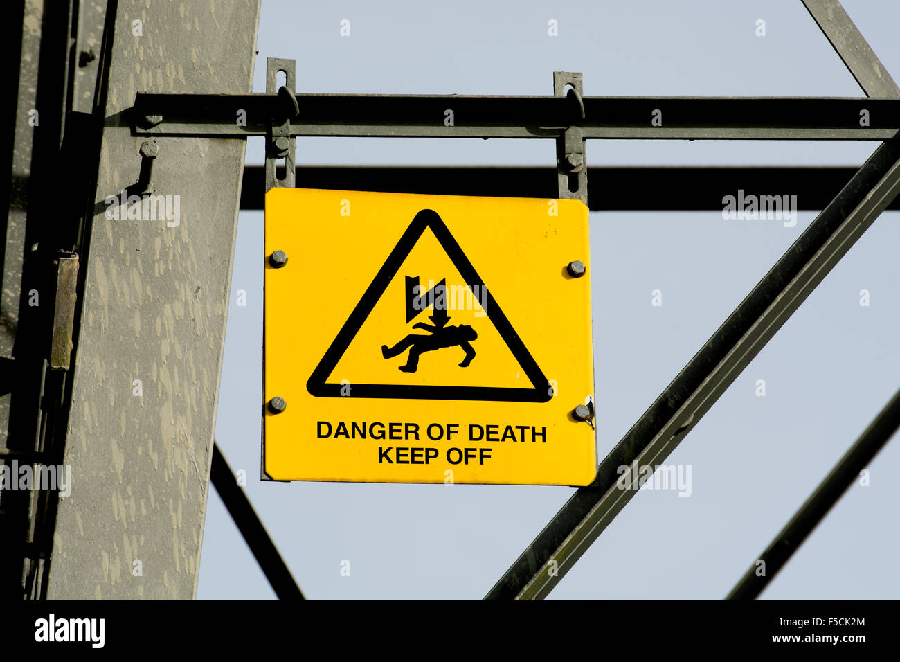 Pericolo di morte segno su un traliccio di elettricità, Warwickshire, Regno Unito Foto Stock