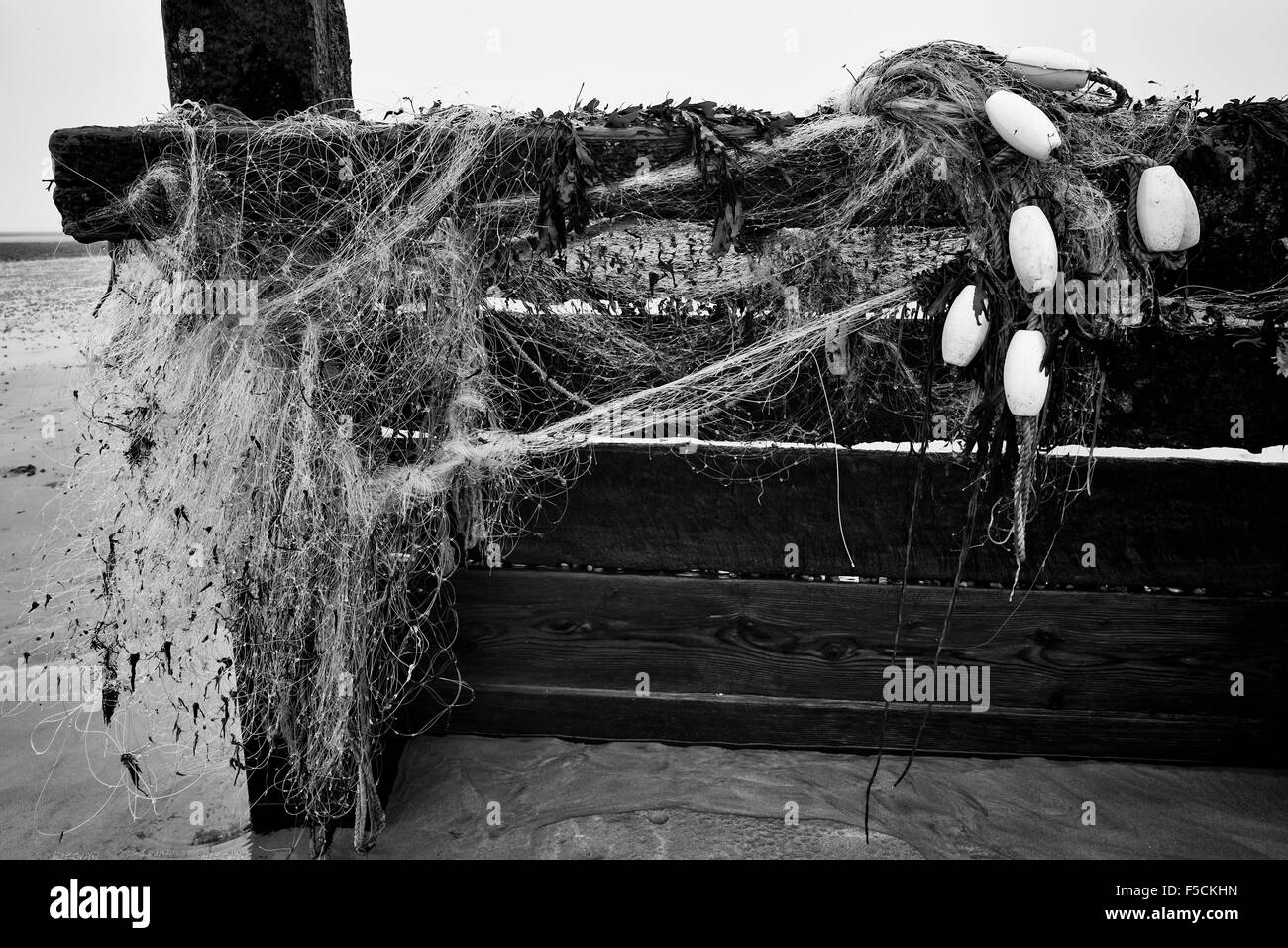 Le reti da pesca catturati su una groyne su 01/11/2015 a Worthing Beach, Worthing. Foto di Julie Edwards. Nota dell'editore: Questa immagine è stata convertita per la stampa monocromatica. Foto Stock