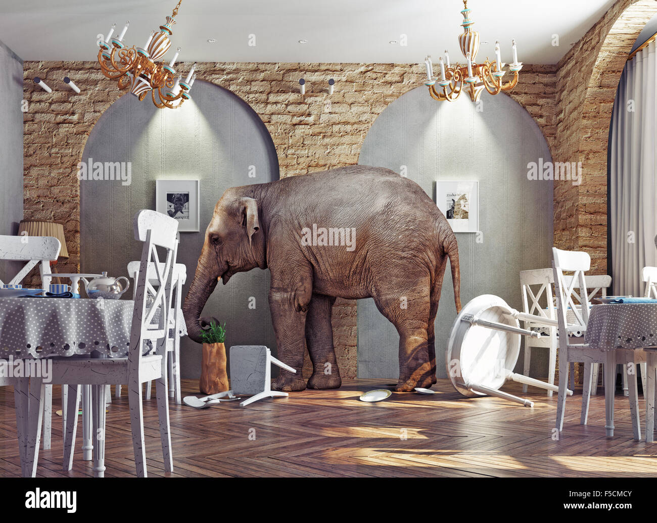 Un elefante calma in un ristorante interno. foto il concetto di combinazione Foto Stock