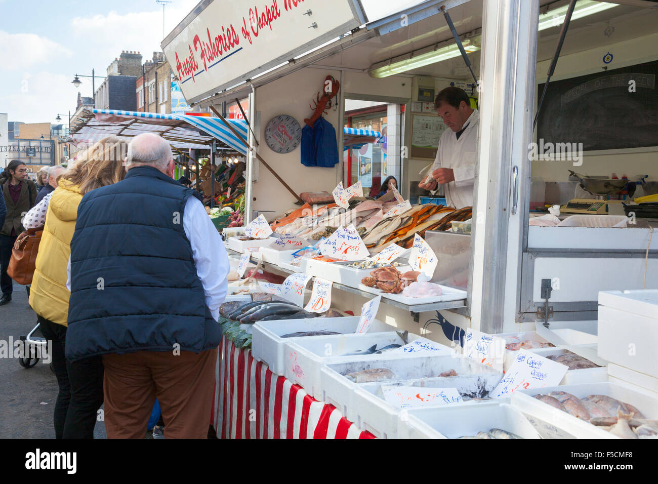 Pressione di stallo di pesce a Islington mercato agricolo in Angel, London, Regno Unito Foto Stock
