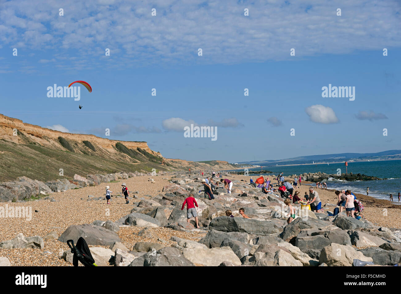 Barton sul mare spiaggia hampshire con parapendii e cabine Foto Stock