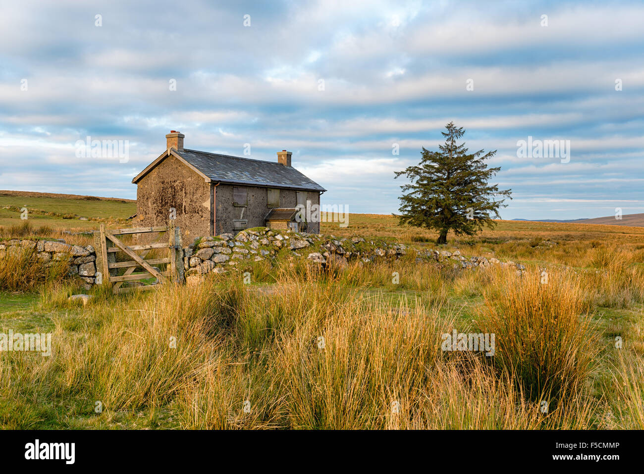Moody cieli di un vecchio casolare abbandonato su Dartmoor in Devon Foto Stock