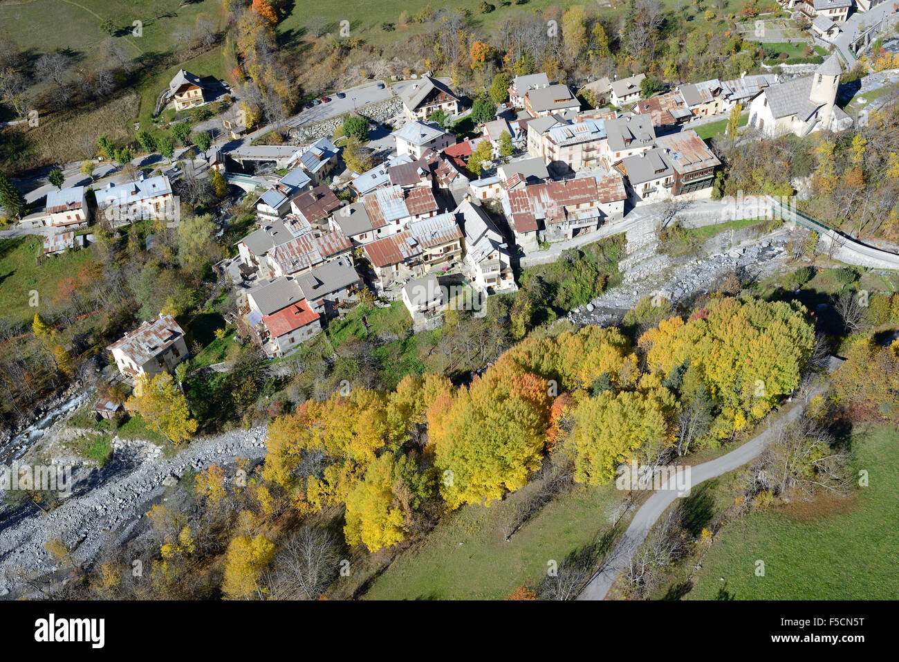 VISTA AEREA. Villaggio remoto nella valle alta Var. Entraunes, Alpi Marittime, Francia. Foto Stock