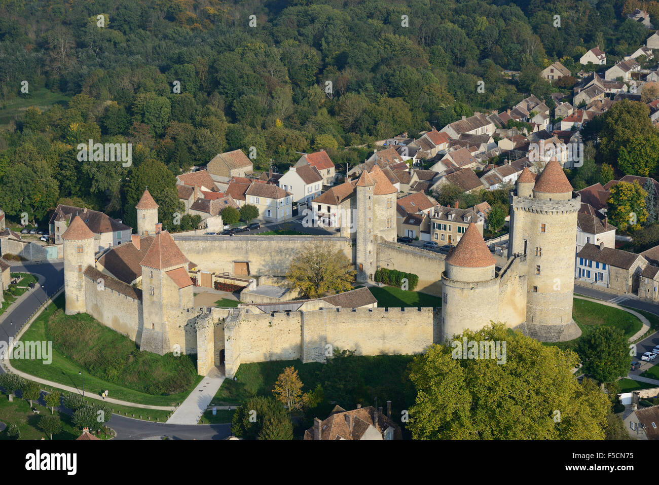 VISTA AEREA. Castello medievale risalente al 13th secolo. Blandy-les-Tours, Seine-et-Marne, Île-de-France, Francia. Foto Stock