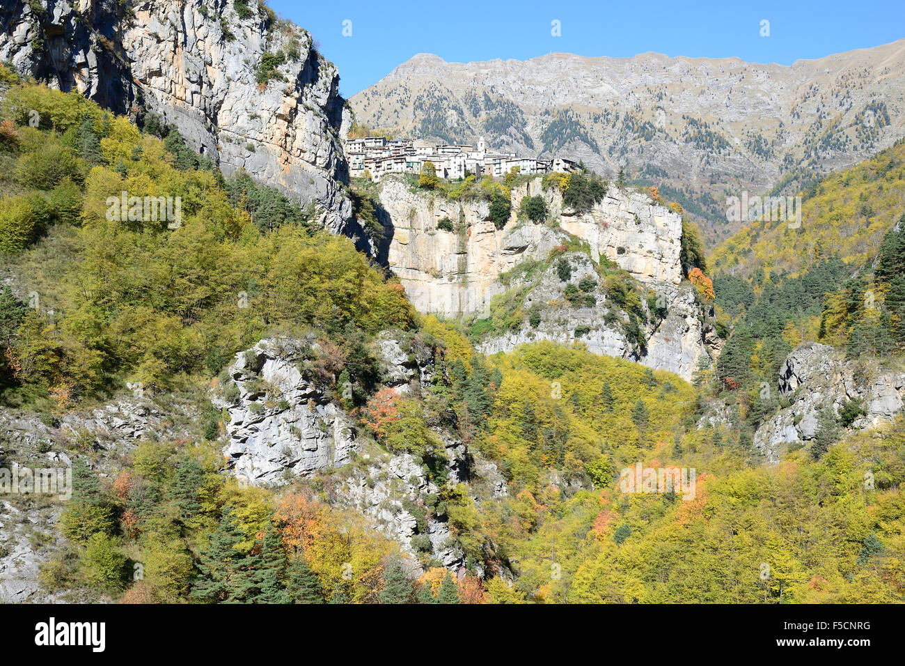 Borgo medievale arroccato sulla cima di una scogliera vertiginosa, colori autunnali al loro picco. Realdo, Provincia di Imperia, Liguria, Italia. Foto Stock