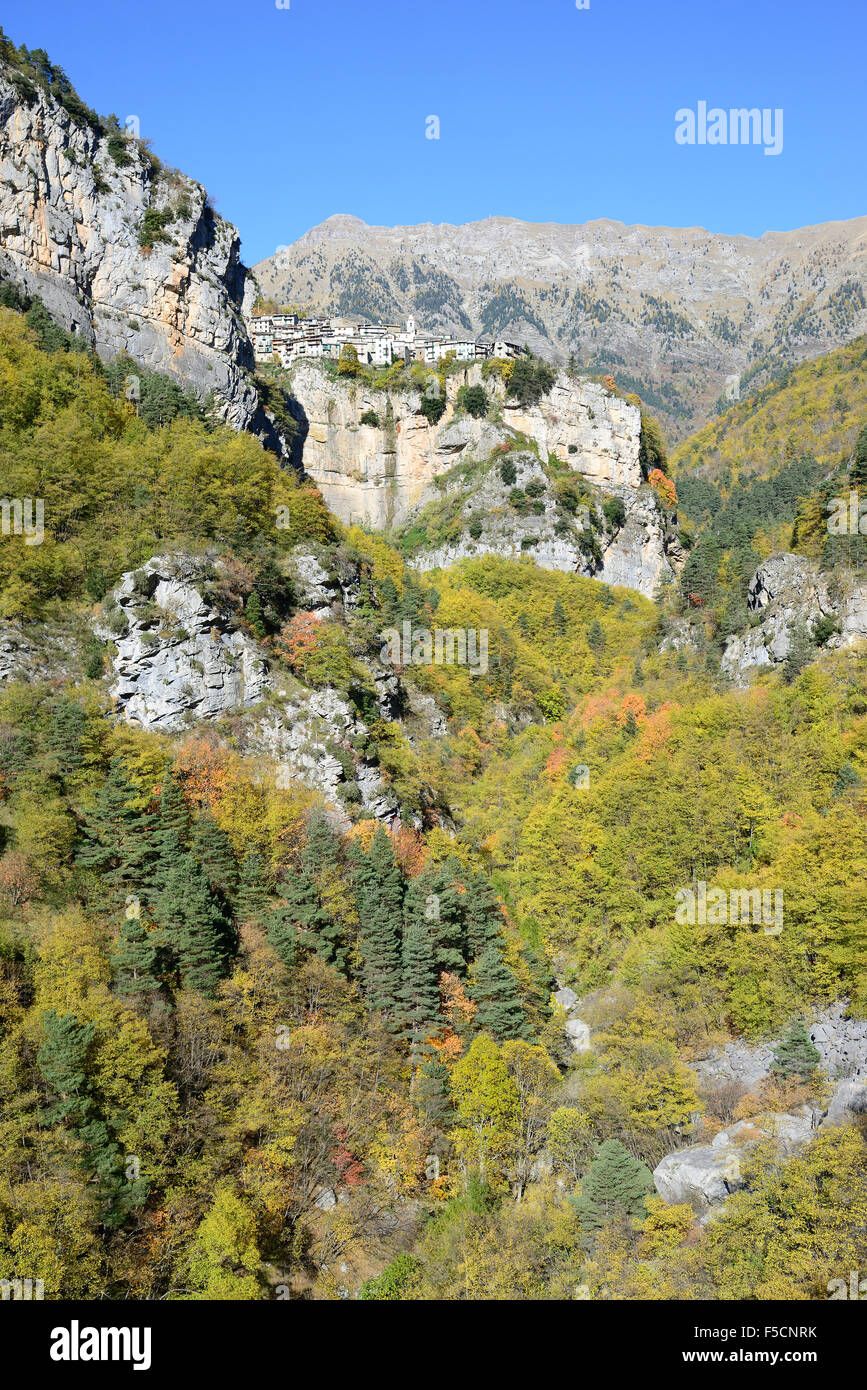 Borgo medievale arroccato sulla cima di una scogliera vertiginosa, colori autunnali al loro picco. Realdo, Provincia di Imperia, Liguria, Italia. Foto Stock