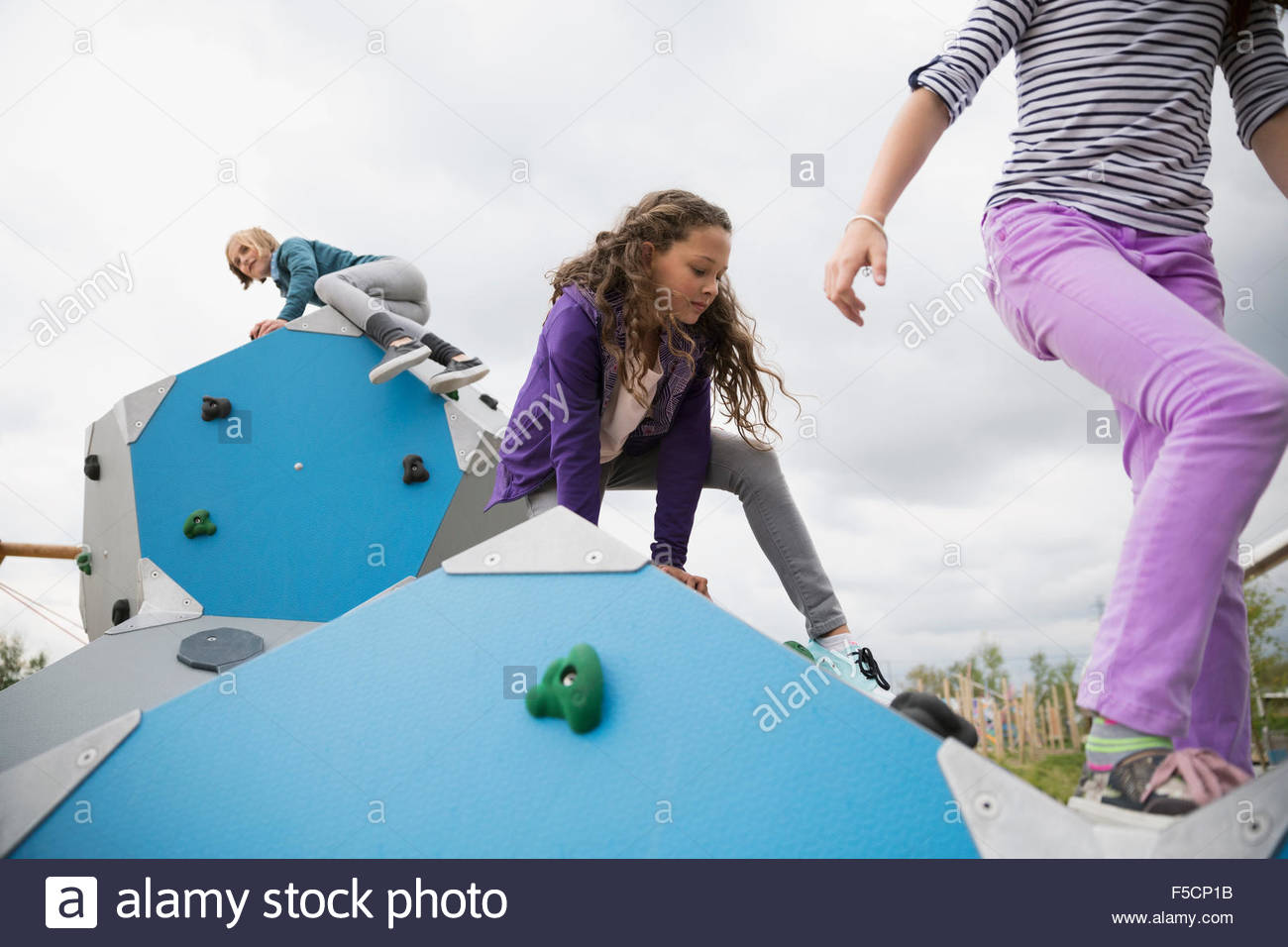 Le ragazze di arrampicata forme geometriche presso il parco giochi Foto Stock