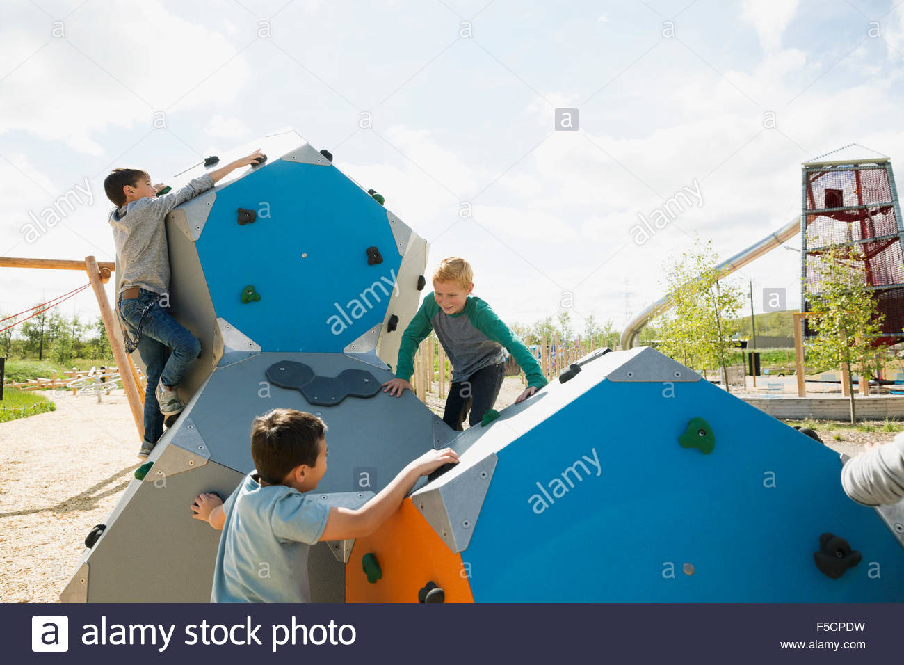 Ragazzi arrampicata forme geometriche a sunny parco giochi Foto Stock