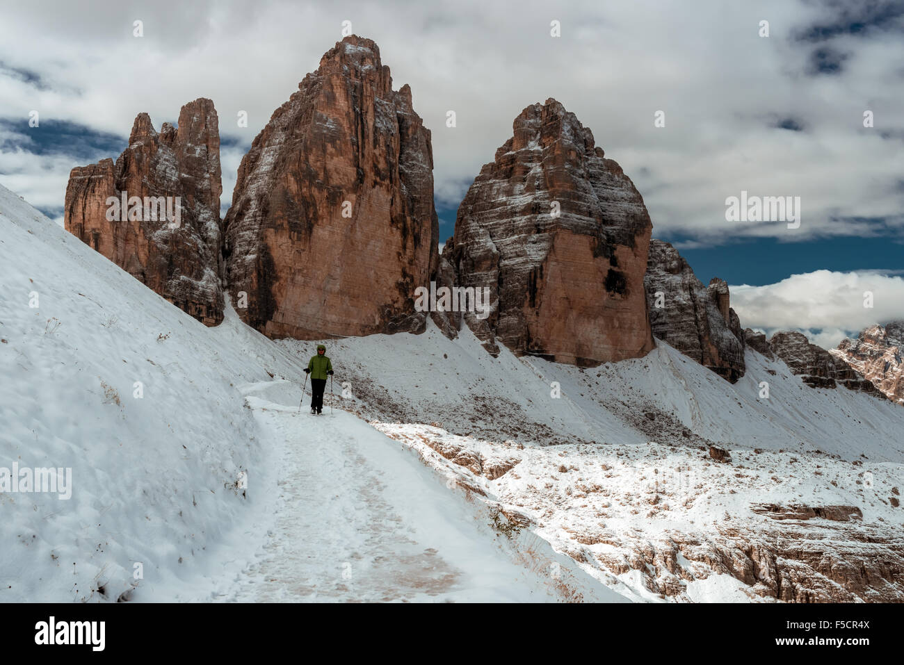 Giovane donna escursionista sul sentiero di montagna dolomiti, italia Foto Stock