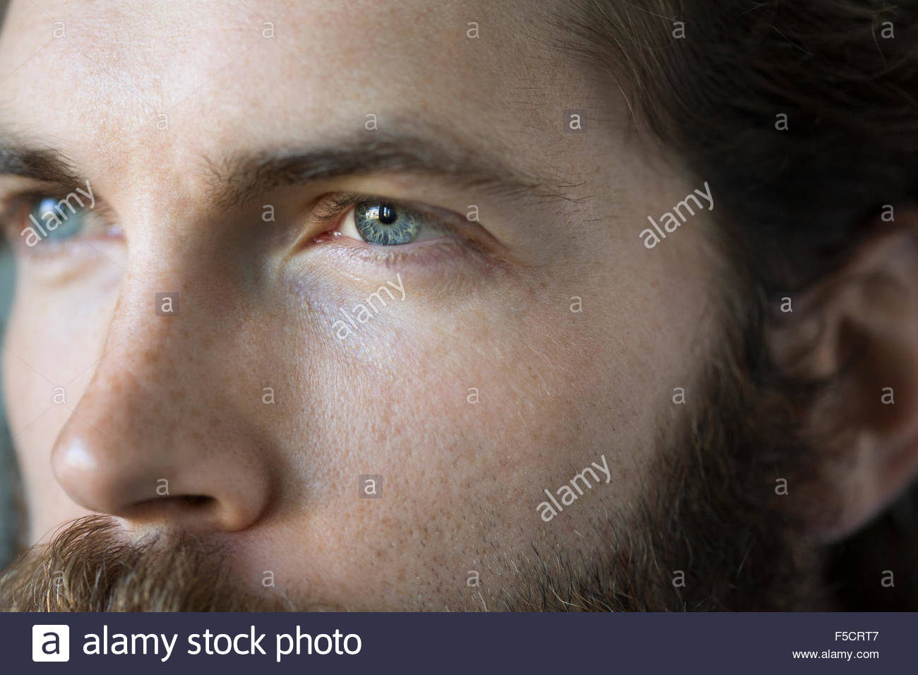 Telaio di completa chiusura del pensieroso uomo occhi blu Foto Stock