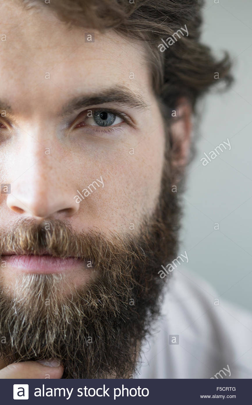 Close up ritratto grave brunette uomo barbuto Foto Stock