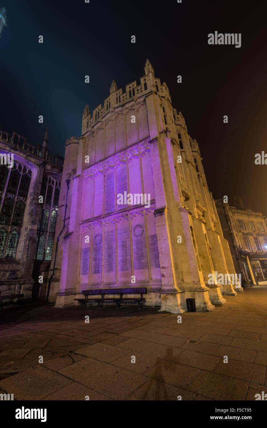 Viste di Cirencester Market Place di notte .con la Chiesa Parrocchiale .Cirencester fu la seconda capitale della Bretagna Romana . Foto Stock