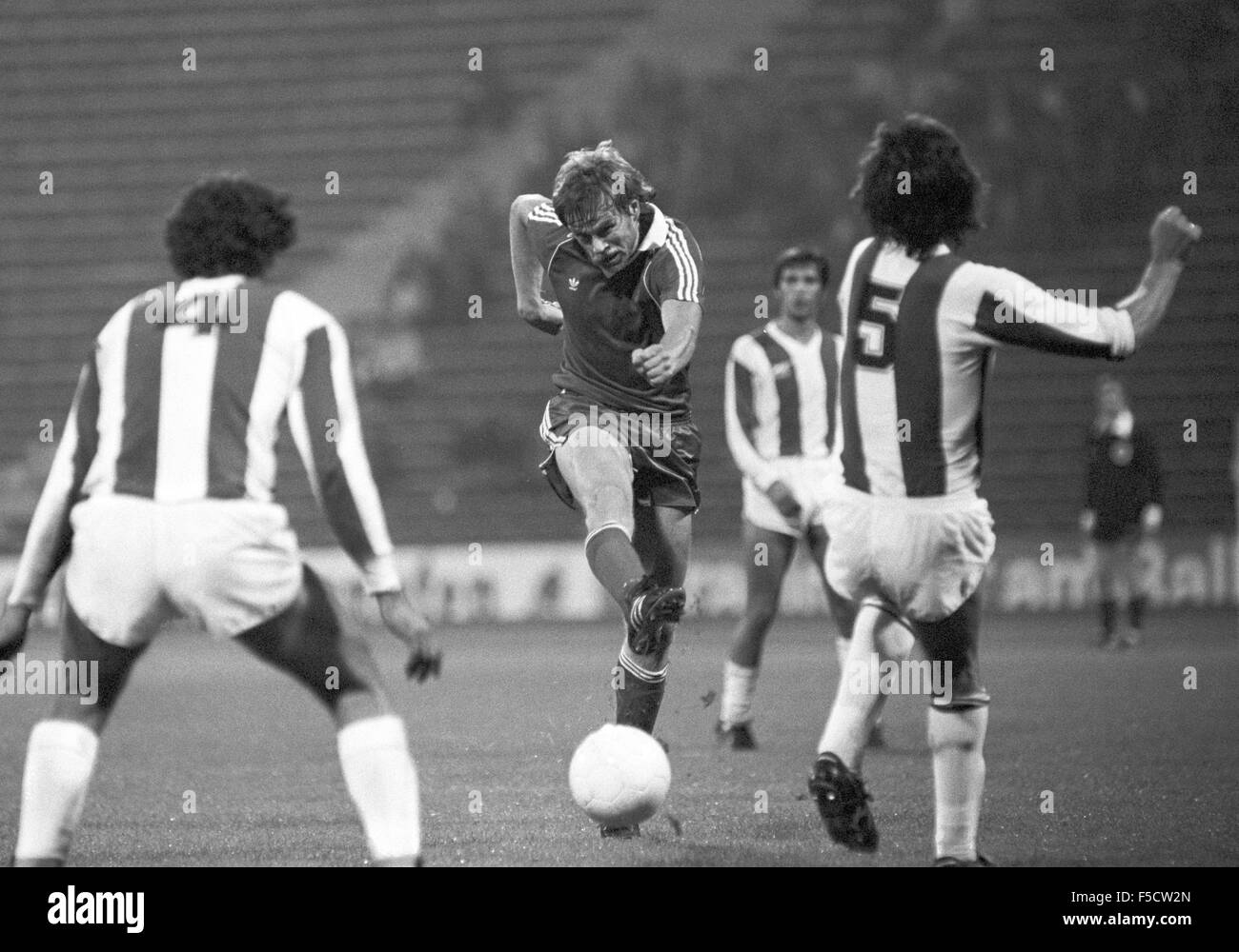 Calcio - 19980-1981 - FC Bayern Muncih v Olympiacos F.C. 3-0 - Kalle Del Haye(Bayern) germogli. Foto Stock