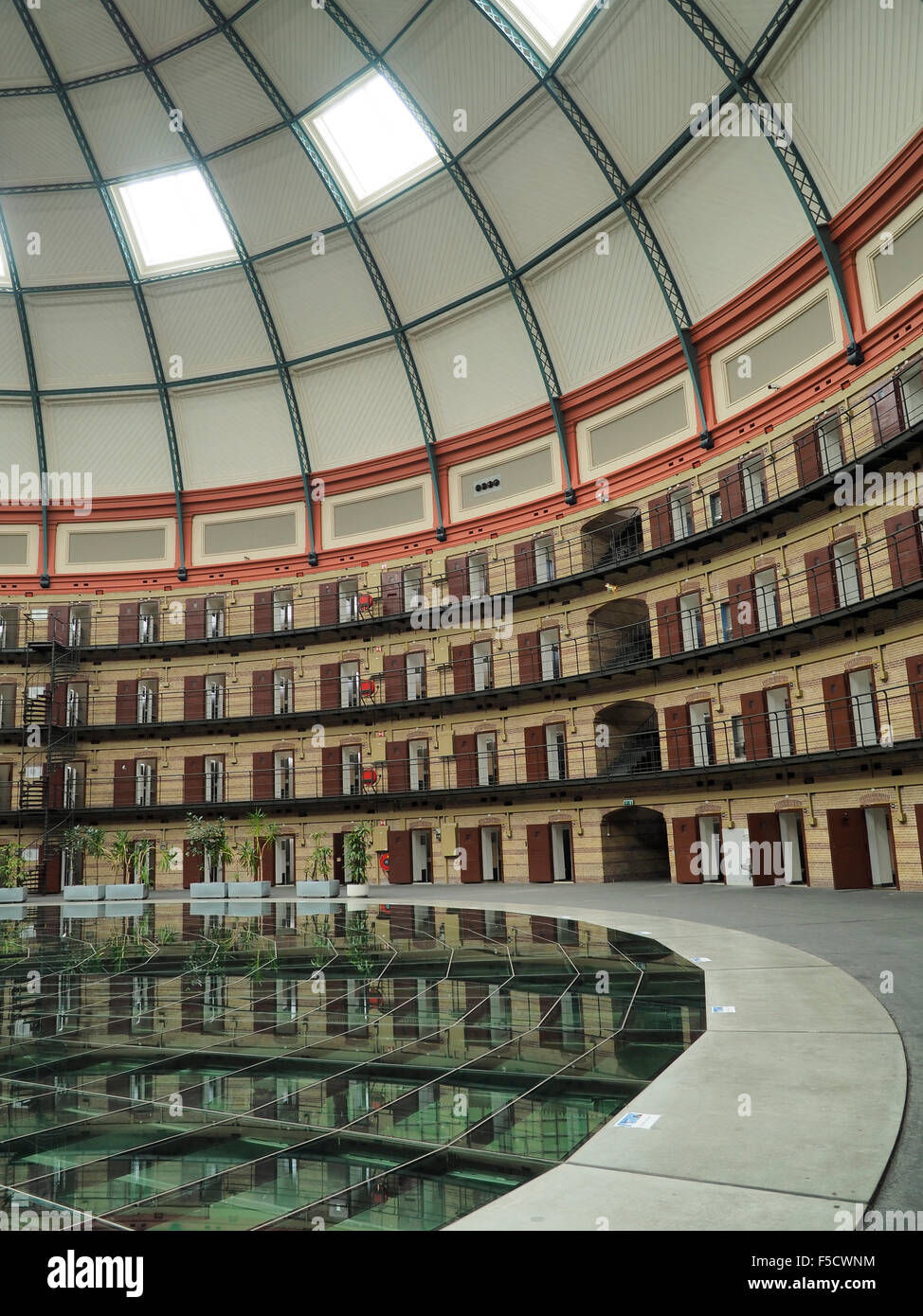 Interno della cupola rotonda prigione koepelgevangenis a Breda, Olanda, con celle aperte le porte. Il carcere è stato costruito 1882-18 Foto Stock