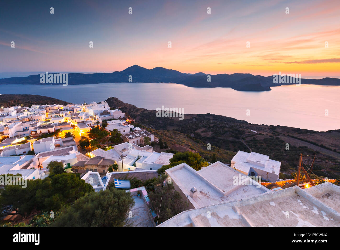 Vista della baia di Milos e villaggio di Plaka, capitale dell'isola di Milos, Grecia. Foto Stock