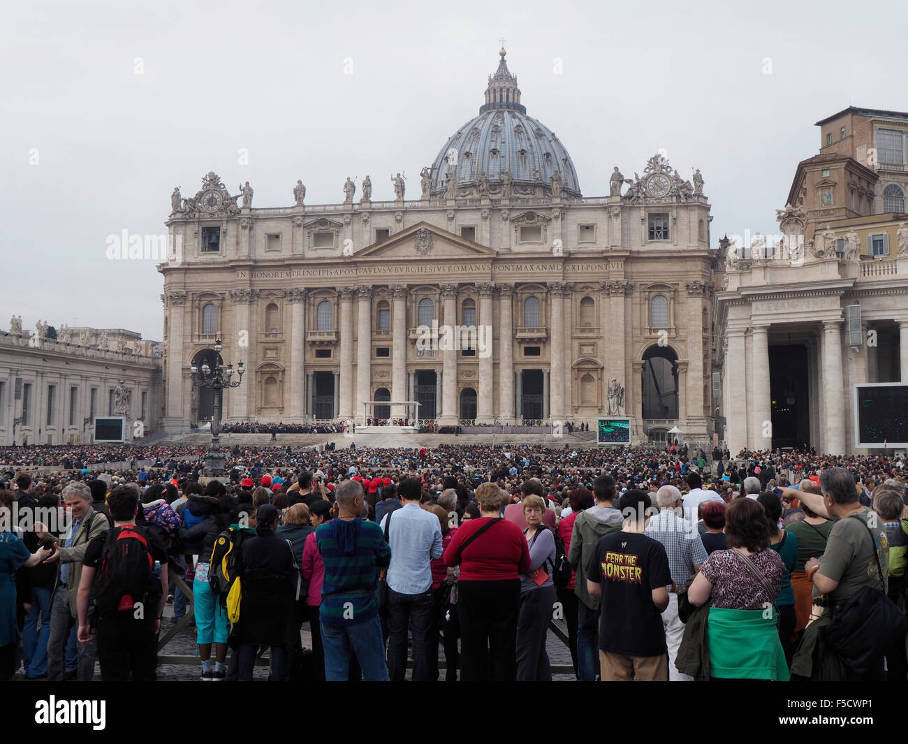 Una grande folla si raduna per la Messa del Papa Francesco su San Pietro in Vaticano. Foto Stock