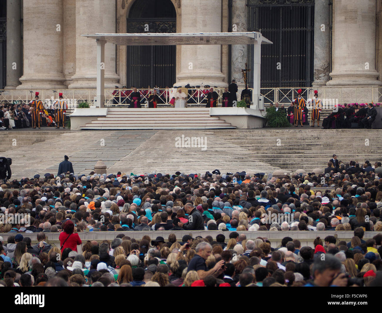Una grande folla si raduna per la Messa del Papa Francesco su San Pietro in Vaticano. Foto Stock