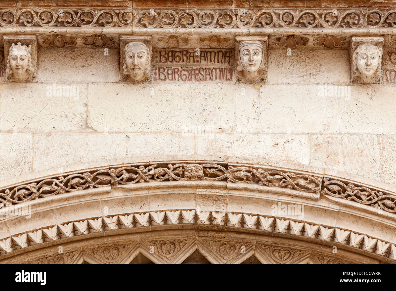 Facciata romanica dettaglio della Cattedrale di Valencia in Spagna. Foto Stock