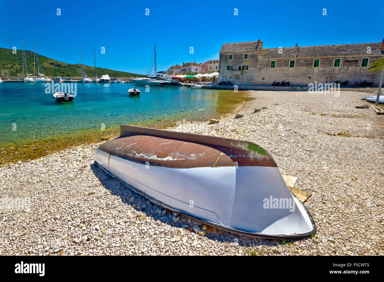 Spiaggia idilliaca di Primosten villaggio di pescatori, Dalmazia, Croazia Foto Stock