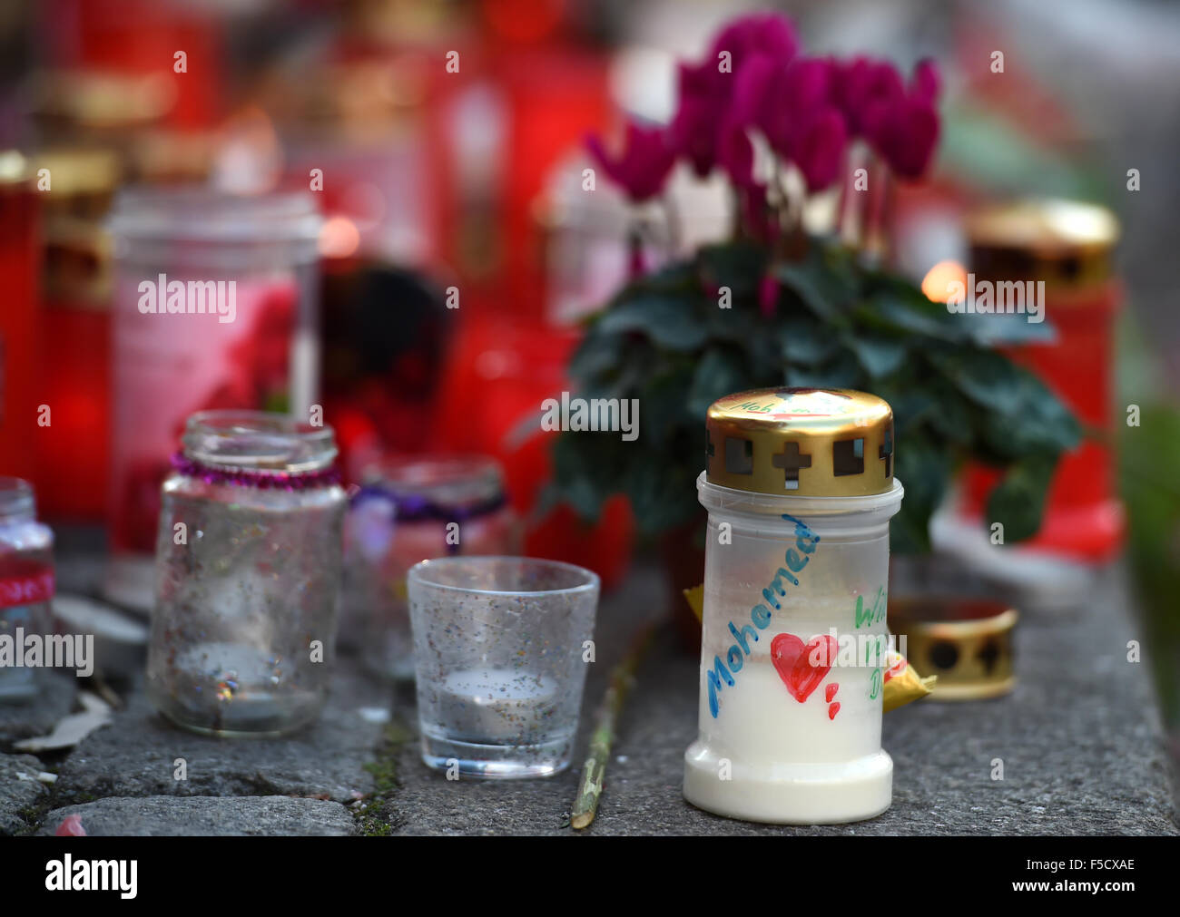 Berlino, Germania. 02Nov, 2015. Le candele e i fiori sono stati stabiliti nella memoria di assassinati refugee boy Mohamed sul viale di accesso dell'Ufficio statale per la sanità e gli affari sociali (LaGeSo) di Berlino, Germania, 02 novembre 2015. Il sospetto, un 32-anno-vecchio uomo, è in stato di custodia cautelare per gli omicidi di Mohamed e Elias da Potsdam. Foto: BRITTA PEDERSEN/dpa/Alamy Live News Foto Stock