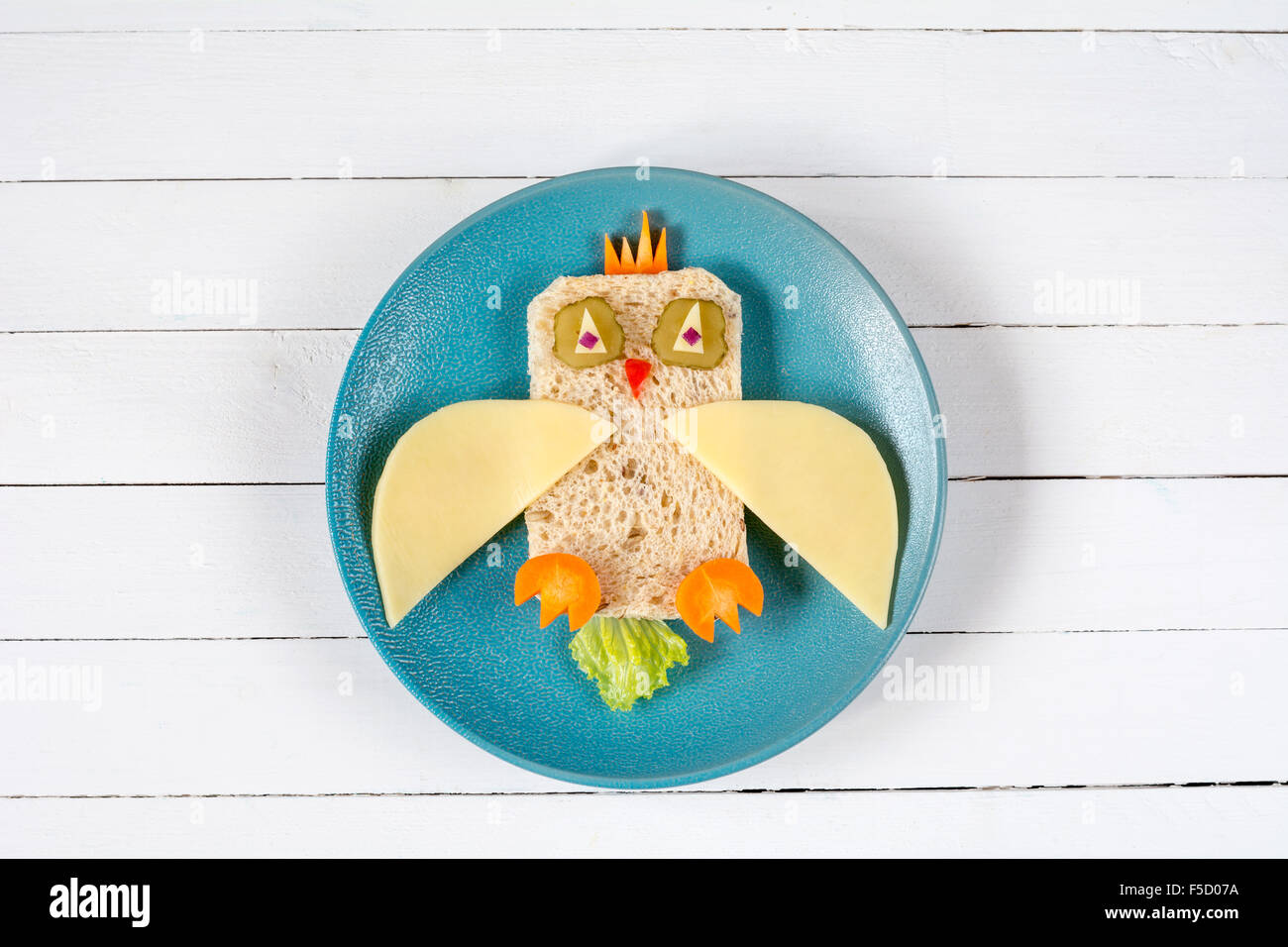 Divertente Gufo Sandwich Per Bambini Sulla Piastra E Sana Colazione O Pranzo A Scuola Isolato Su Bianco Tavolo In Legno Foto Stock Alamy