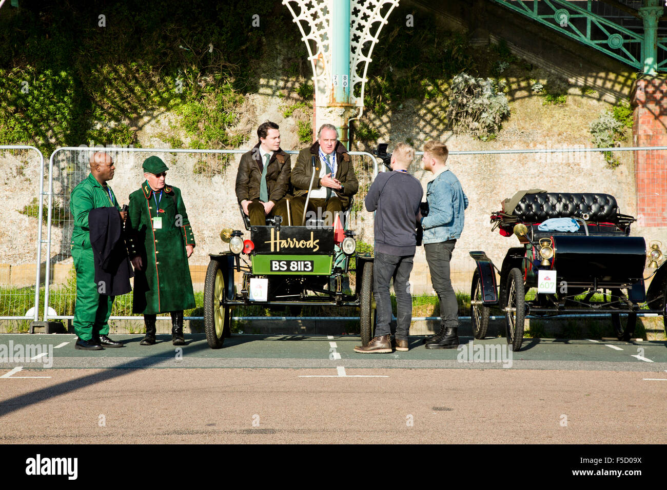 Harrods waverley elettrico auto parcheggiata dopo il 2015 Londra a Brighton veterano auto da rally. Foto Stock