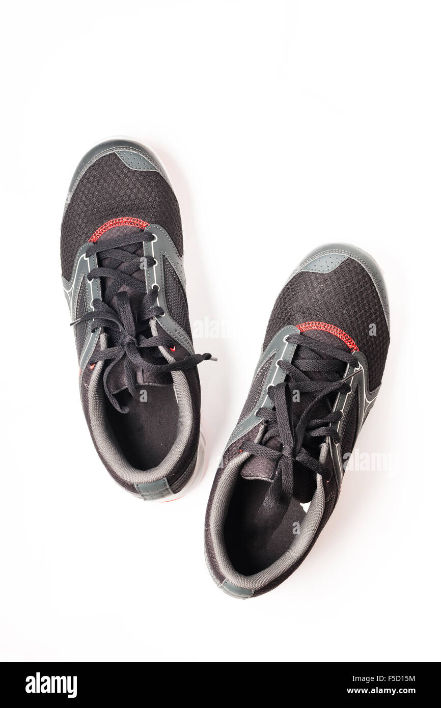 Nuovi prodotti senza marchio scarpa da corsa di colore nero e rosso, sneaker o trainer isolati su sfondo bianco Foto Stock