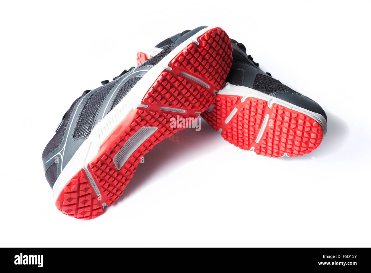 Nuovi prodotti senza marchio scarpa da corsa di colore nero e rosso, sneaker o trainer isolati su sfondo bianco Foto Stock