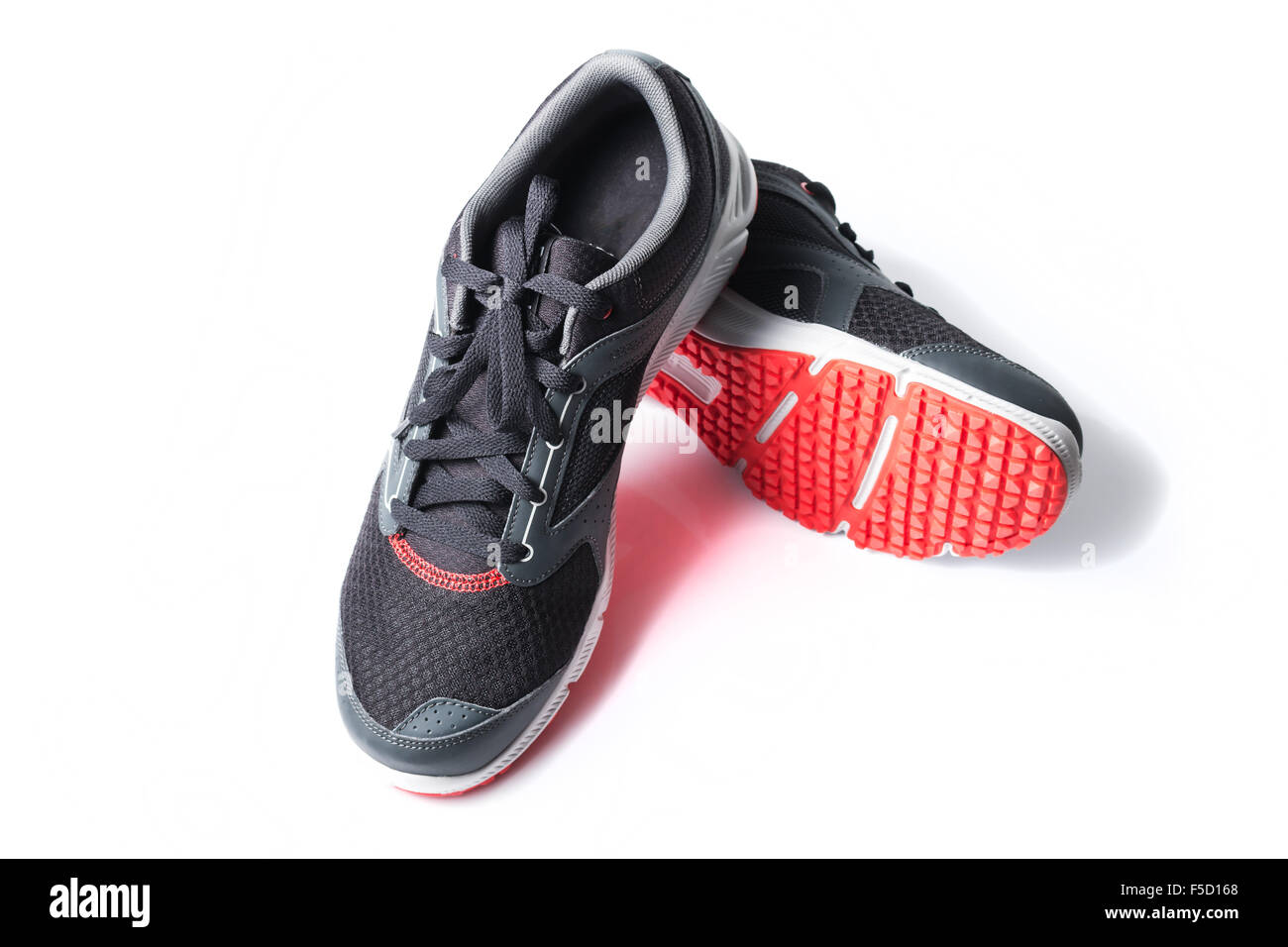 Nuovi prodotti senza marchio scarpa da corsa di colore nero e rosso, sneaker o trainer isolati su sfondo bianco Foto Stock