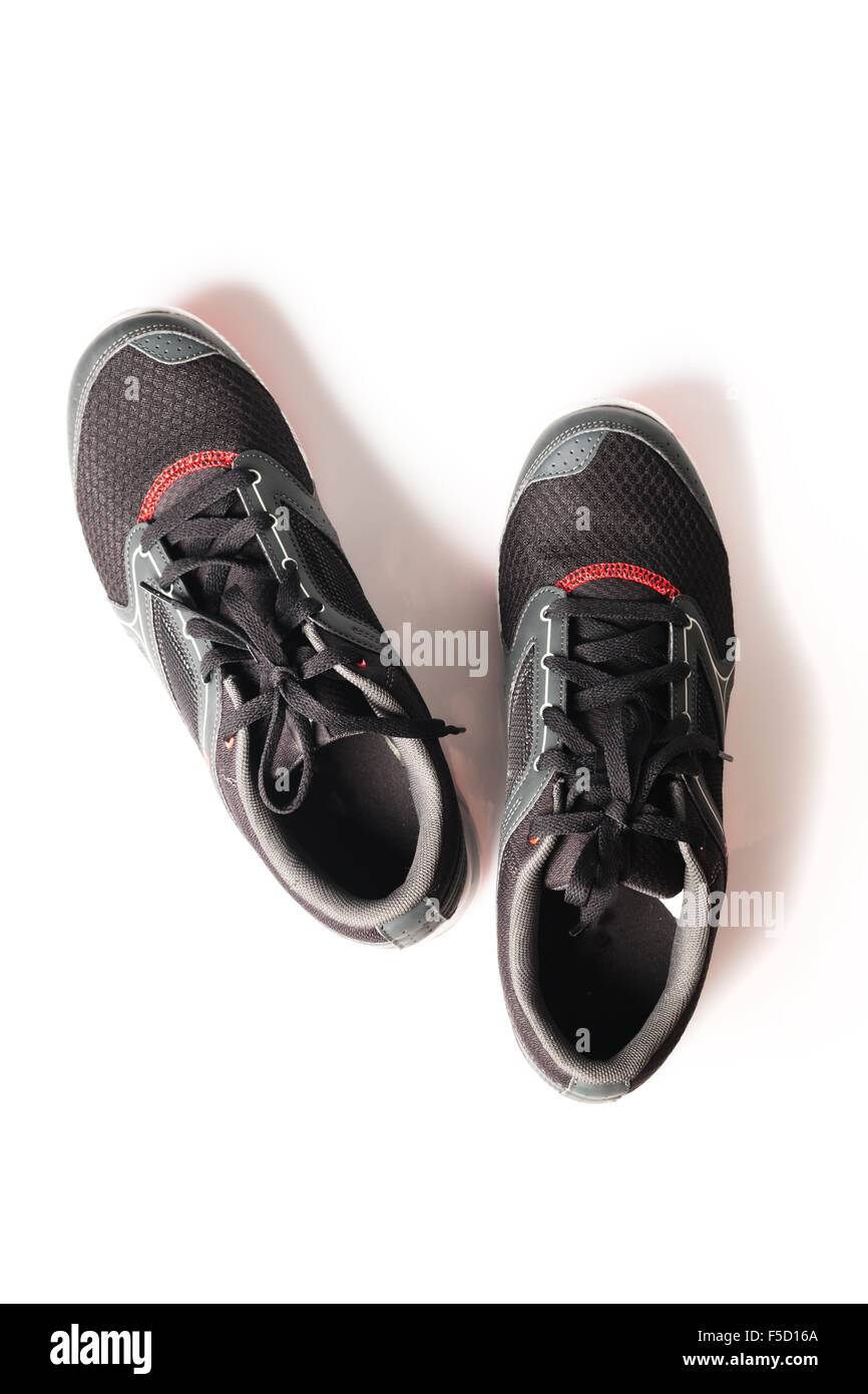 Nuovi prodotti senza marchio scarpa da corsa di colore nero e rosso, sneaker o trainer isolati su sfondo bianco Foto Stock