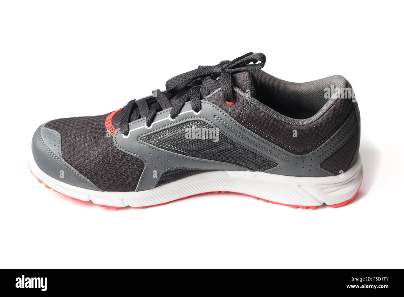 Nuovi prodotti senza marchio scarpa da corsa di colore nero e rosso, sneaker o trainer isolati su sfondo bianco Foto Stock