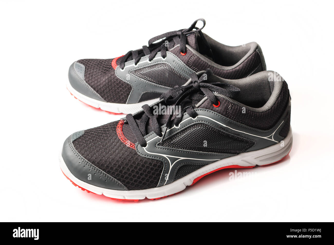 Nuovi prodotti senza marchio scarpa da corsa di colore nero e rosso, sneaker o trainer isolati su sfondo bianco Foto Stock